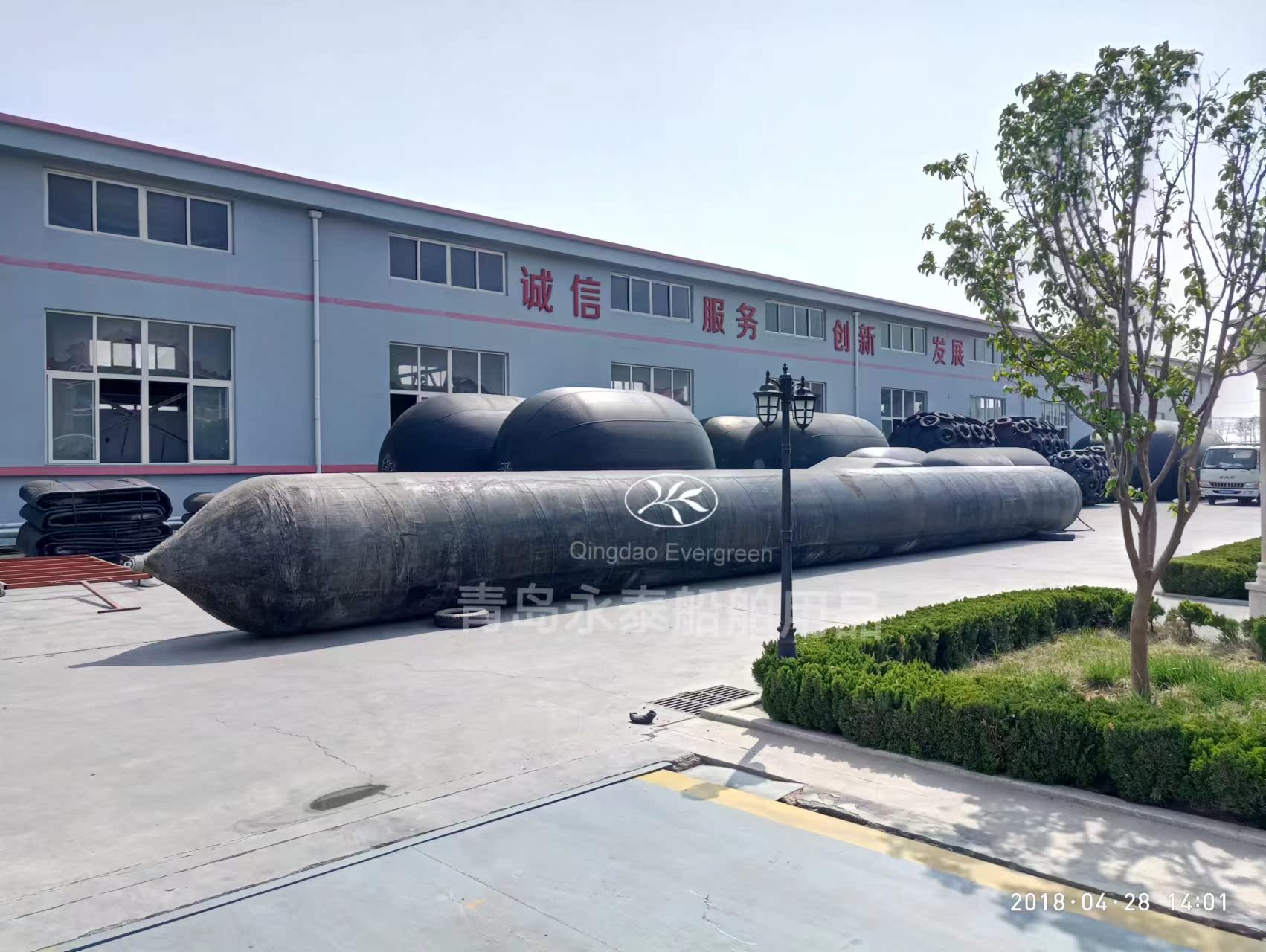 賀"魯榮遠漁302"船氣囊上排下水吉水接水順利#氣囊下水.