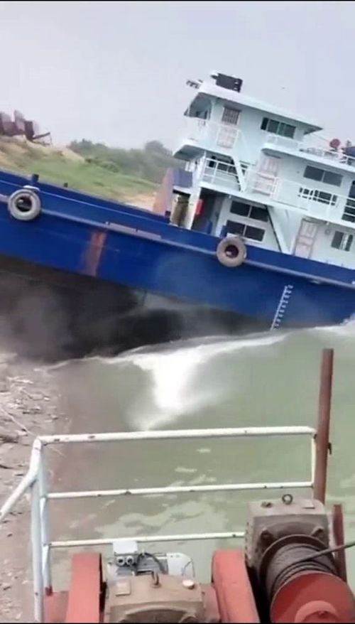 第一次見(jiàn)船下水,這架勢(shì)我都愣了,真是貧窮限制了想象